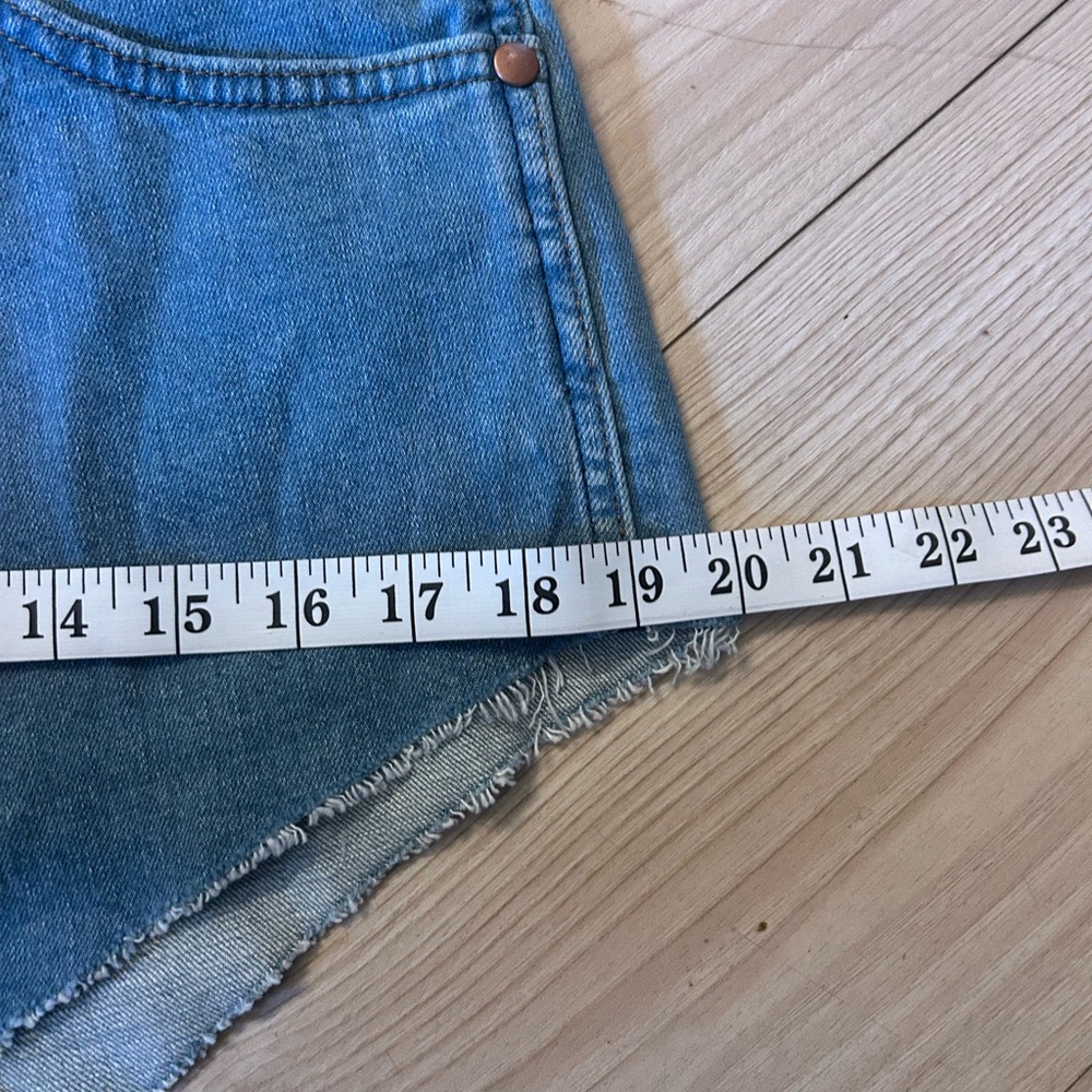 WRANGLER X WHATABURGER REWORKED SHORT

Wrangler Jean shorts - Picture 9 of 11